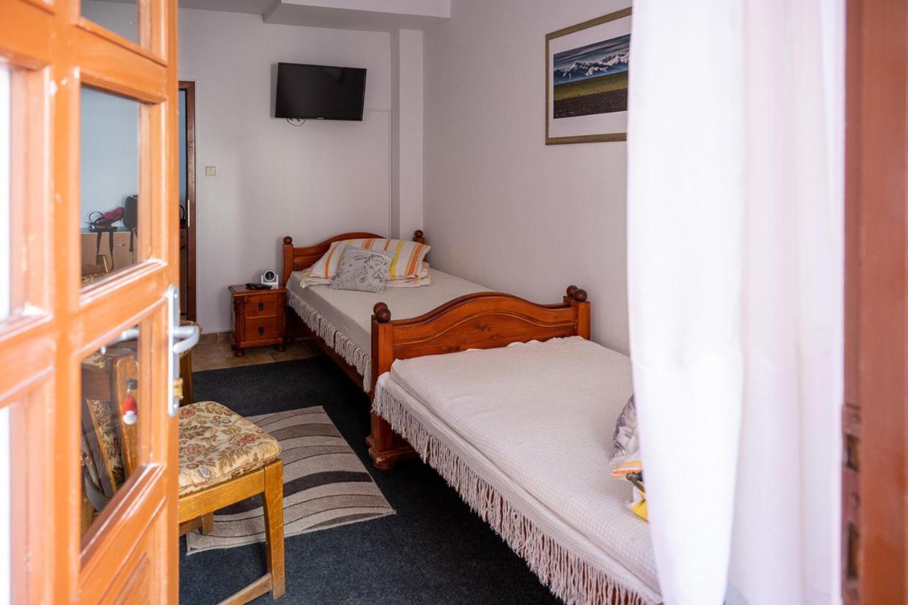 Apartmán 2- Postelova Izba S Kupelnou Emka V *